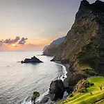Alforra 1-t2-centro-praias-levadas 펜션 카메라데로보스